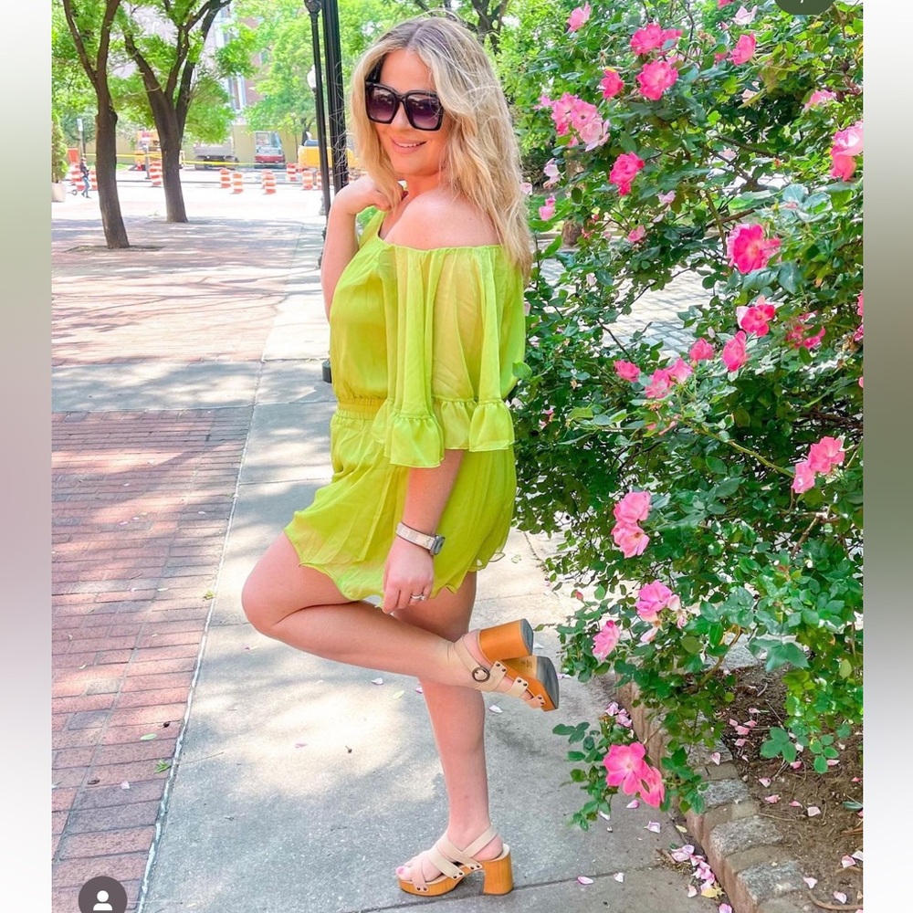 💚Demure Romper From Vici💚